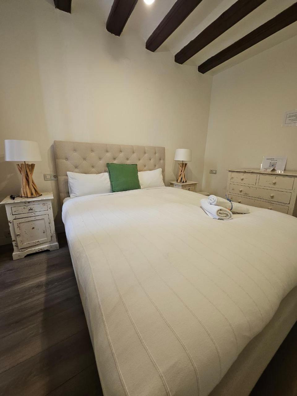 Family Flat Near Ramblas Bcn 5